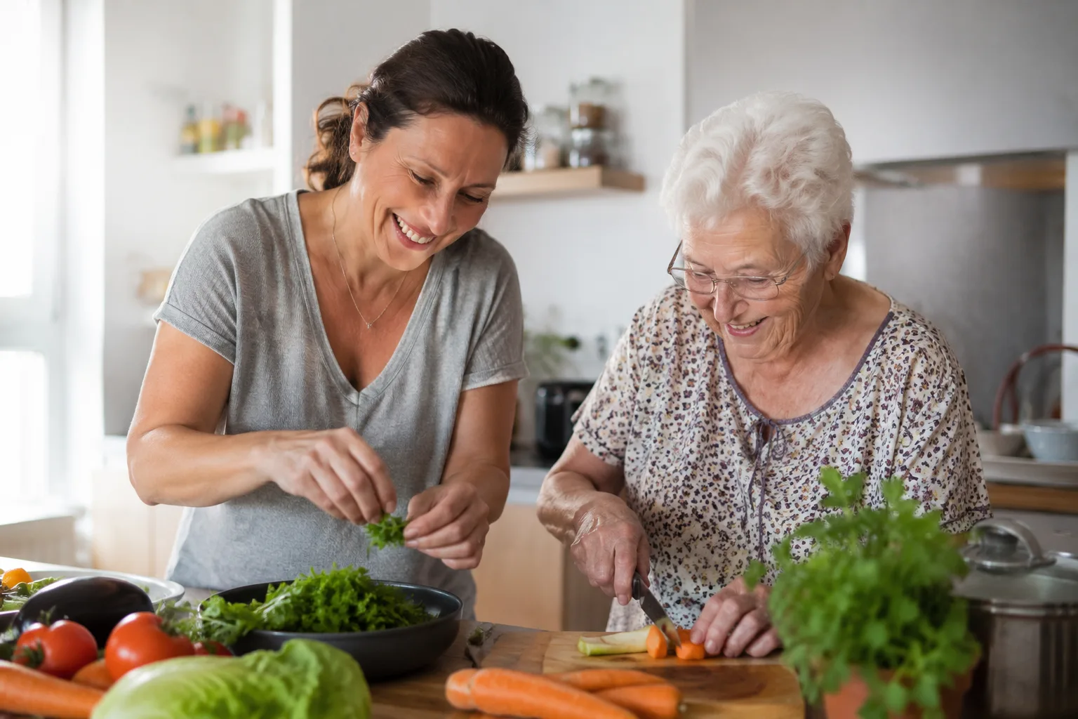 Aide à domicile préparant un repas dans la cuisine d'un particulier
